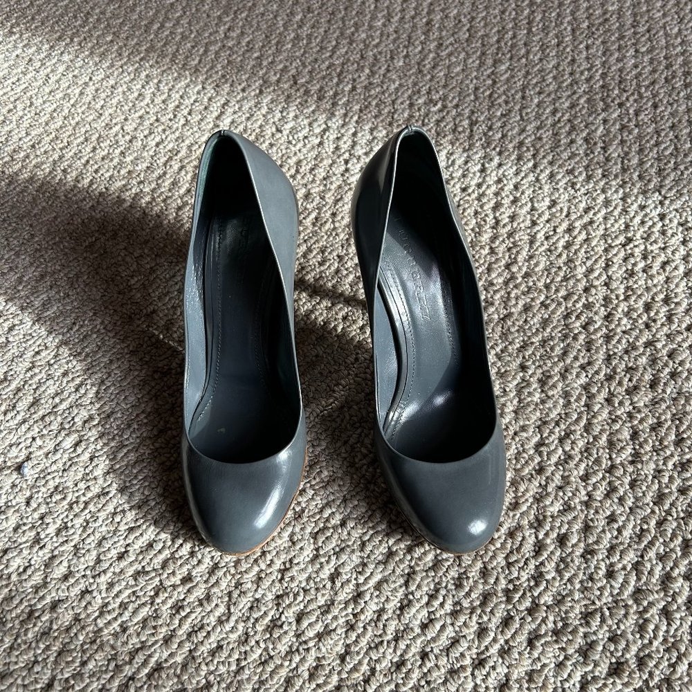 BURBERRY GREY/NLACK PATENT LEATHER HEELS SZ 38